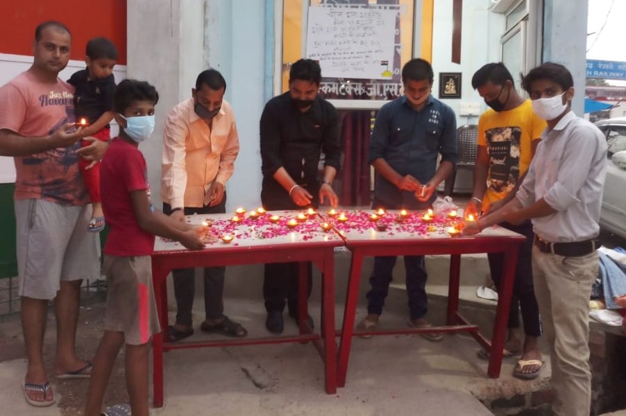 mohitgupta017's tweet image. पूर्वी लद्दाख के गलवान घाटी मे चीन सेना द्वारा अतिक्रमण  को लेकर भारतीय सेना से झङप मे भारतीय सेना के 20 शहीद वीर सपूतो को अखिल भारतीय युवा जनसेवा संगठन की ओर से फतेहगढ स्टेशन रोड पर युवाओ ने दीये जलाकर श्रद्धांजलि अर्पित  की और संकल्प लिया चीन का समान जीवन मे कभी नहीं खरीदेगे