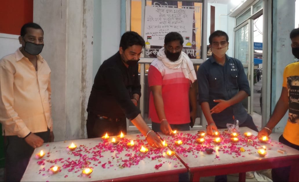 mohitgupta017's tweet image. पूर्वी लद्दाख के गलवान घाटी मे चीन सेना द्वारा अतिक्रमण  को लेकर भारतीय सेना से झङप मे भारतीय सेना के 20 शहीद वीर सपूतो को अखिल भारतीय युवा जनसेवा संगठन की ओर से फतेहगढ स्टेशन रोड पर युवाओ ने दीये जलाकर श्रद्धांजलि अर्पित  की और संकल्प लिया चीन का समान जीवन मे कभी नहीं खरीदेगे