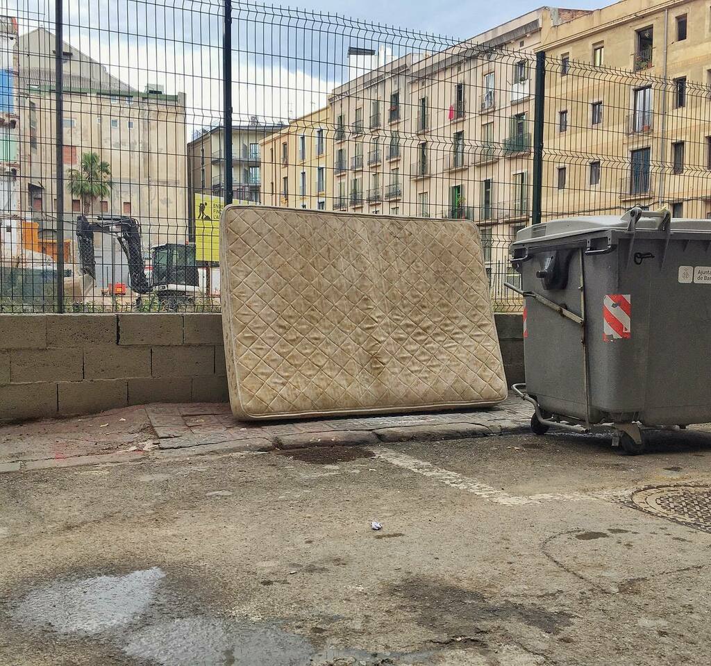 _dazzad_'s tweet photo. Mattress 
#urban #city #citylife #urbandecay #outandabout #raval #streetphotography #street https://t.co/iCvmSUol1u https://t.co/eEDuJVlPzL