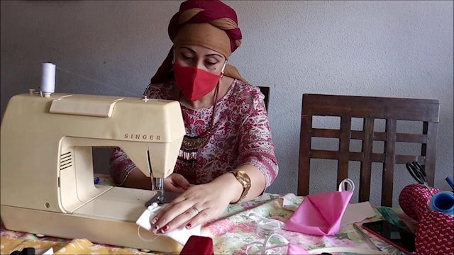 El_Plural's tweet photo. 🔴DIRECTO #COVID19 | Mujeres refugiadas sirias cosen mascarillas solidarias para los sin techo de la Iglesia de San Antón
https://t.co/rXud0DmZVP https://t.co/kMQgUkQhXT