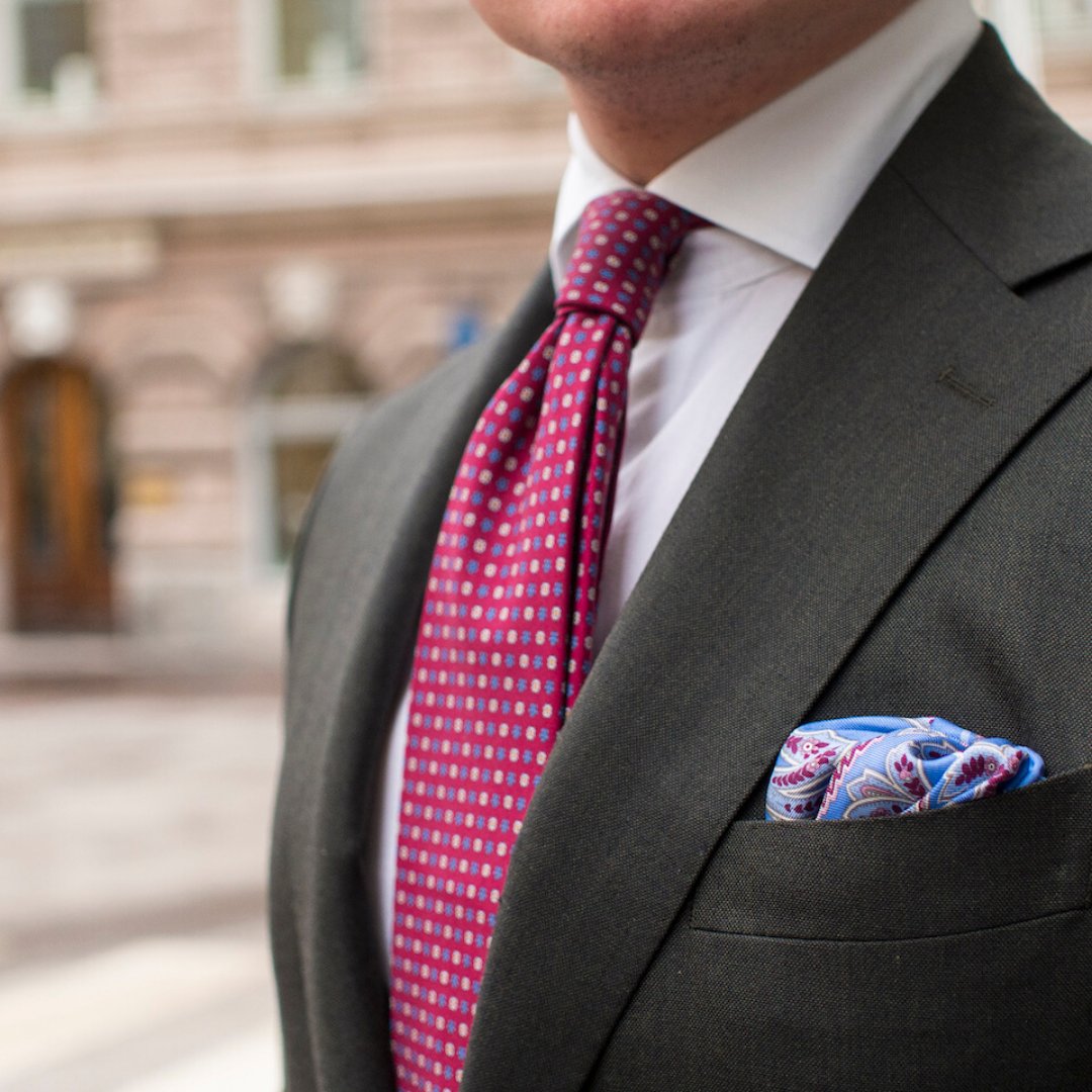 onore_ro's tweet photo. Te asteapta o intalnire de afaceri? Opteaza pentru o batista eleganta, in culori indraznete si modele care sa reflecte propria ta complexitate. In fond, nu e joaca, e business! 💼 😉

#Onore #InnobileazaTinutaDomnilor #putere #atitudine #batistadebuzunar #cravate #ploiesti https://t.co/uZCMdBYCFN