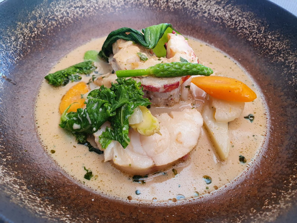 A proximité de l'aérodrome, à Brebières (62), Air Accueil #bibgourmand vous embarque pour un savoureux voyage entre produits régionaux et saveurs d'ailleurs. Ici blanquette de lotte, homard et son bouillon gingembre citronnelle... #enviedailleurs 😋😋