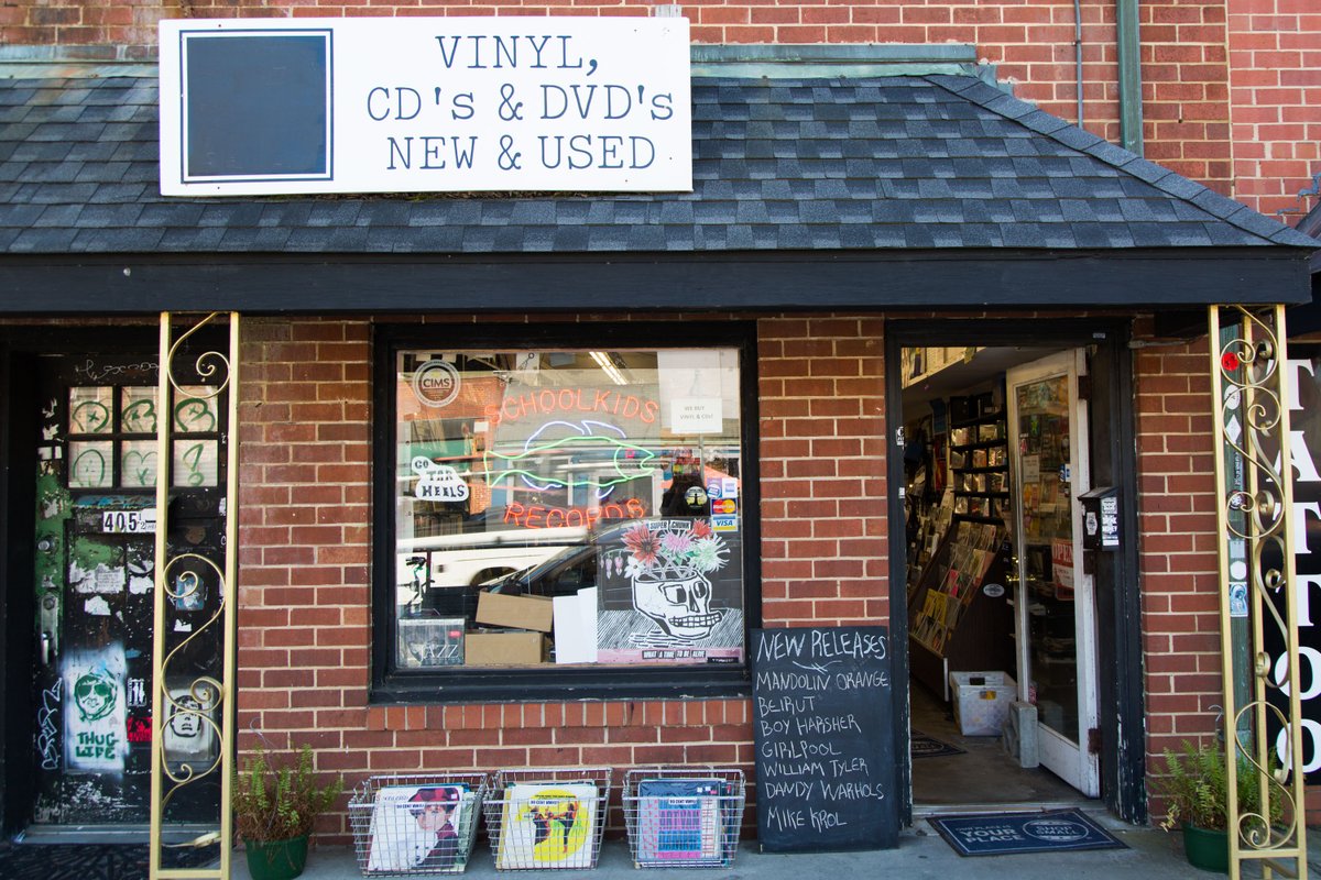 A menudo mencionada como una de las mejores tiendas de discos en los EE. UU, <a href="/Schoolkids/">Schoolkids Records</a> es un punto de acceso en Raleigh, Carolina del Norte.

Desde indie, rock, blues, metal y mucho más en su set en 👉 bit.ly/3fK77ZH hoy a las 3PM en Argentina, 11AM PT.