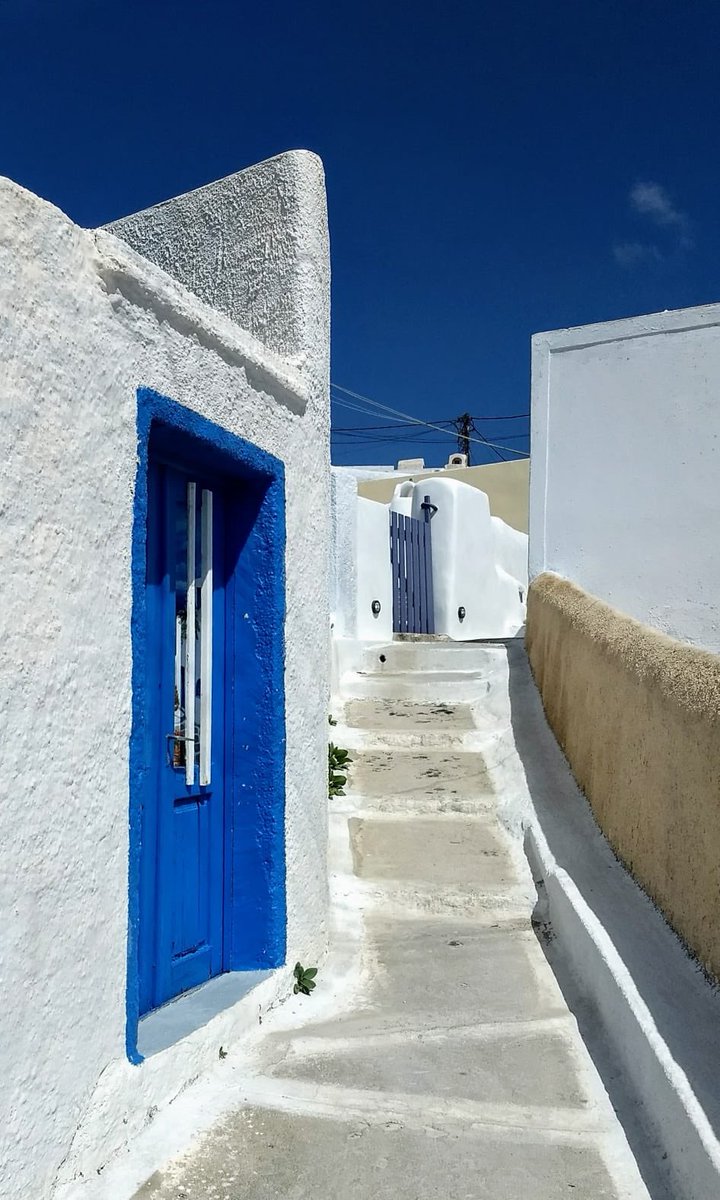 The islands were the site of fierce fighting during the Second World War, but it’s aftermath sparked the Cyclades that we know today! Tourism took off in the 1950s, fundamentally shifting the economies of most islands from fishing & shepherding toward seasonal visitors ~el 11/