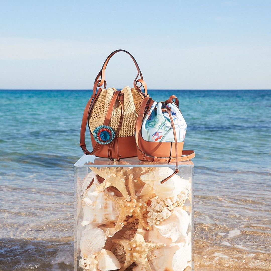 _GANDAGANDA_'s tweet photo. #GDREPORT LOEWE Paula’s Ibiza 2020 พร้อมให้ช้อปแล้ววันนี้ โลเอเว่ร่วมกับห้องเสื้อระดับตำนานบนเกาะอิบิซ่า “พอลล่าส์” นำเสนอเสื้อผ้าและเครื่องประดับกลิ่นอายโบฮีเมียน ผสมลายพิมพ์สีสันอันสนุกสนาน
#LOEWEpaulas
#LOEWE
#PPgroupThailand https://t.co/bEoi0oTXJI