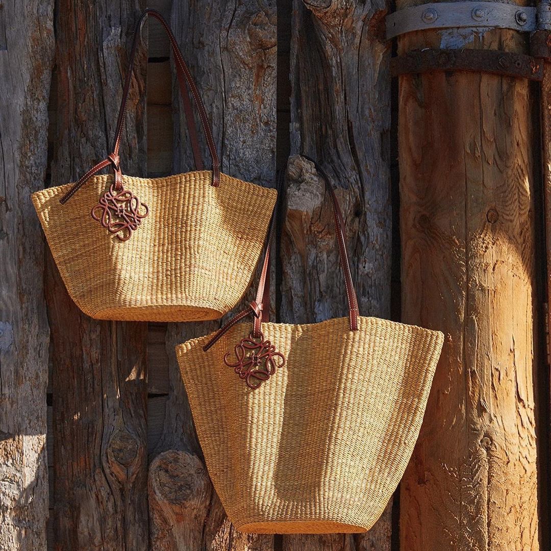 _GANDAGANDA_'s tweet photo. #GDREPORT LOEWE Paula’s Ibiza 2020 พร้อมให้ช้อปแล้ววันนี้ โลเอเว่ร่วมกับห้องเสื้อระดับตำนานบนเกาะอิบิซ่า “พอลล่าส์” นำเสนอเสื้อผ้าและเครื่องประดับกลิ่นอายโบฮีเมียน ผสมลายพิมพ์สีสันอันสนุกสนาน
#LOEWEpaulas
#LOEWE
#PPgroupThailand https://t.co/bEoi0oTXJI