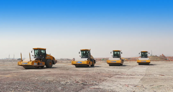 HeavyQuipMag's tweet image. The ongoing national project of Ezhou Airport in Hubei Province No. 1 in Asia and No. 4 in the world has 300 XCMG in the constuction site.

A construction site active since 2016 in Hubei who can&apos;t afford to give up because of Covid. #compactmachine #xcmg heavyquipmag.com/?p=120558