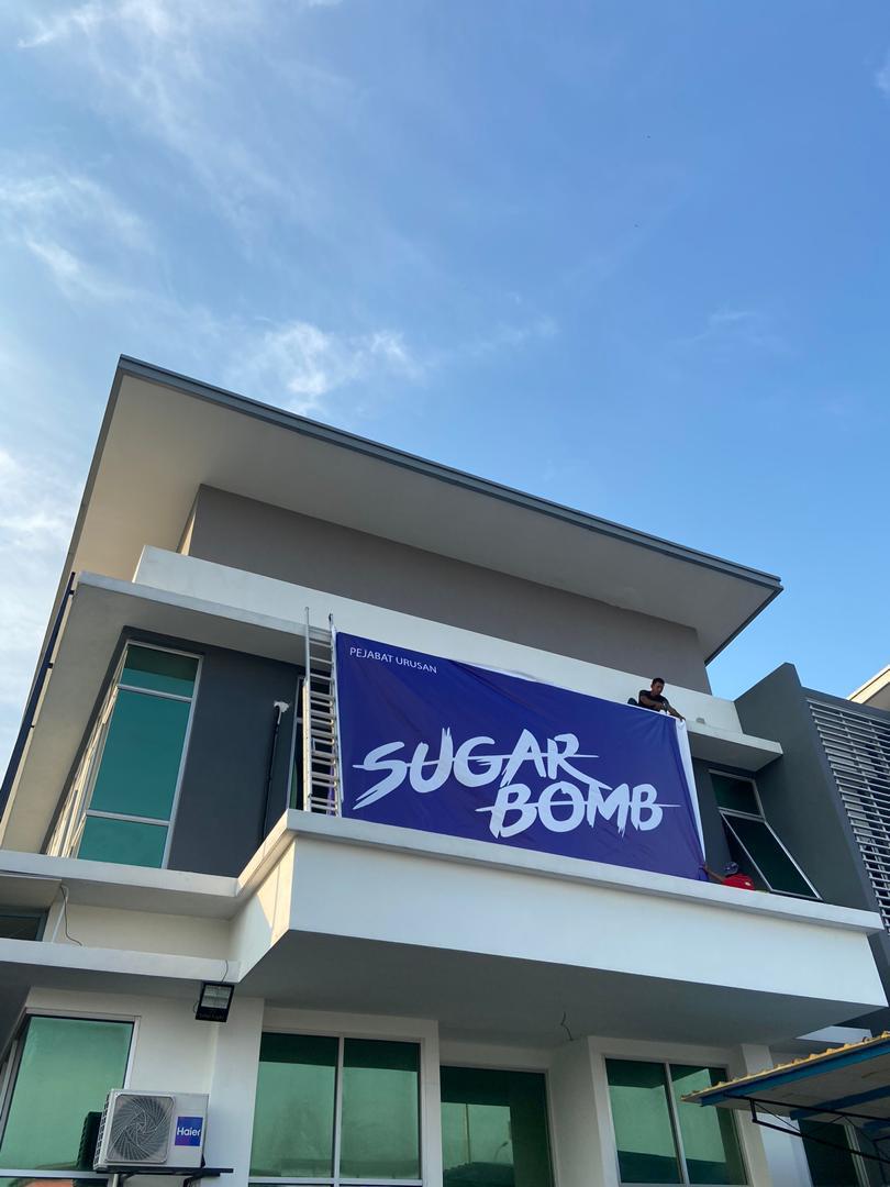 Tahun 2019 Sugarbomb membesar dengan cepat betul, sampai aku terpaksa bukak kilang satu lagi. Thanks korang yang selalu support SugarBomb, ni lah kilang sugarbomb tahun 2019. Terkejut aku tengok bangunan besar kat belakang tu.