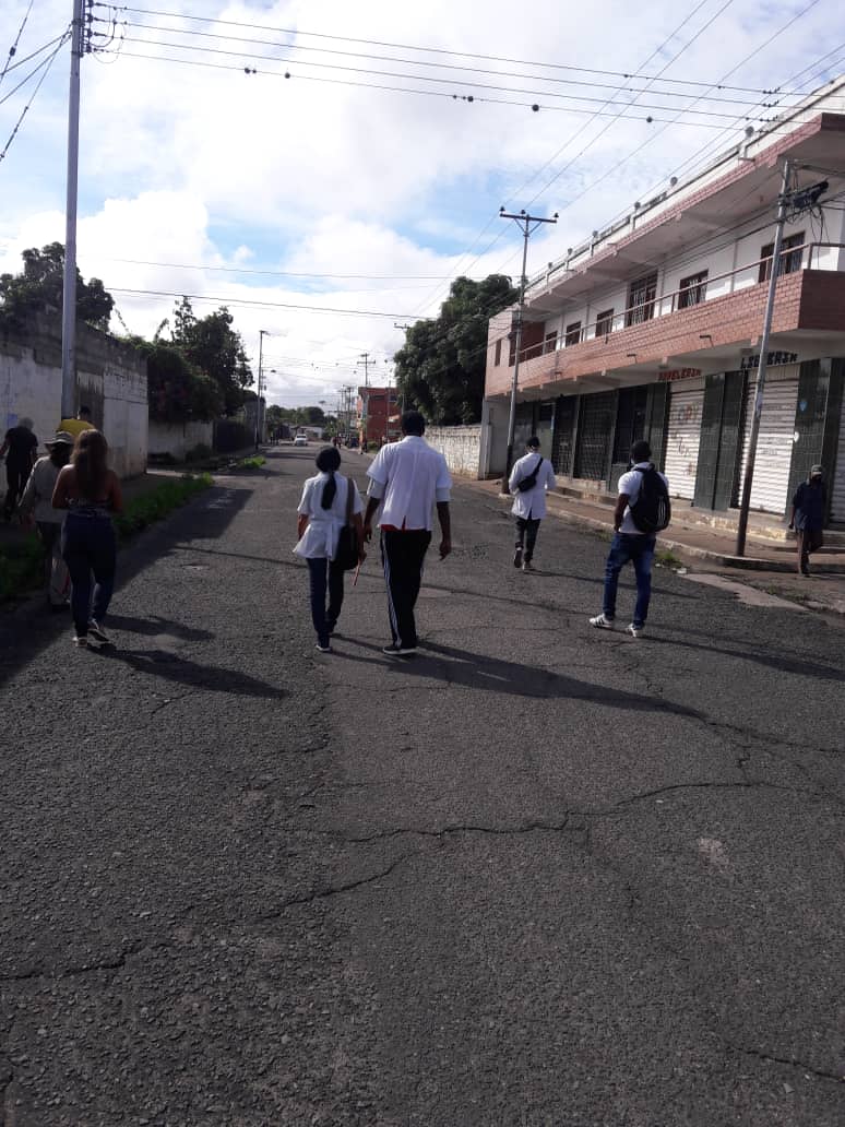 KeylerING's tweet photo. Los colaboradores cubanos de la salud de @BicentenarioBo llegan diariamente hasta los sitios más intrincados para acercarse a la realidad de la familia venezolana en el contexto de la actual situación epidemiológica por la #COVID19. @Cubacoopera_Ve3 @Cubacooperabol2 https://t.co/YEv4ifdDn0