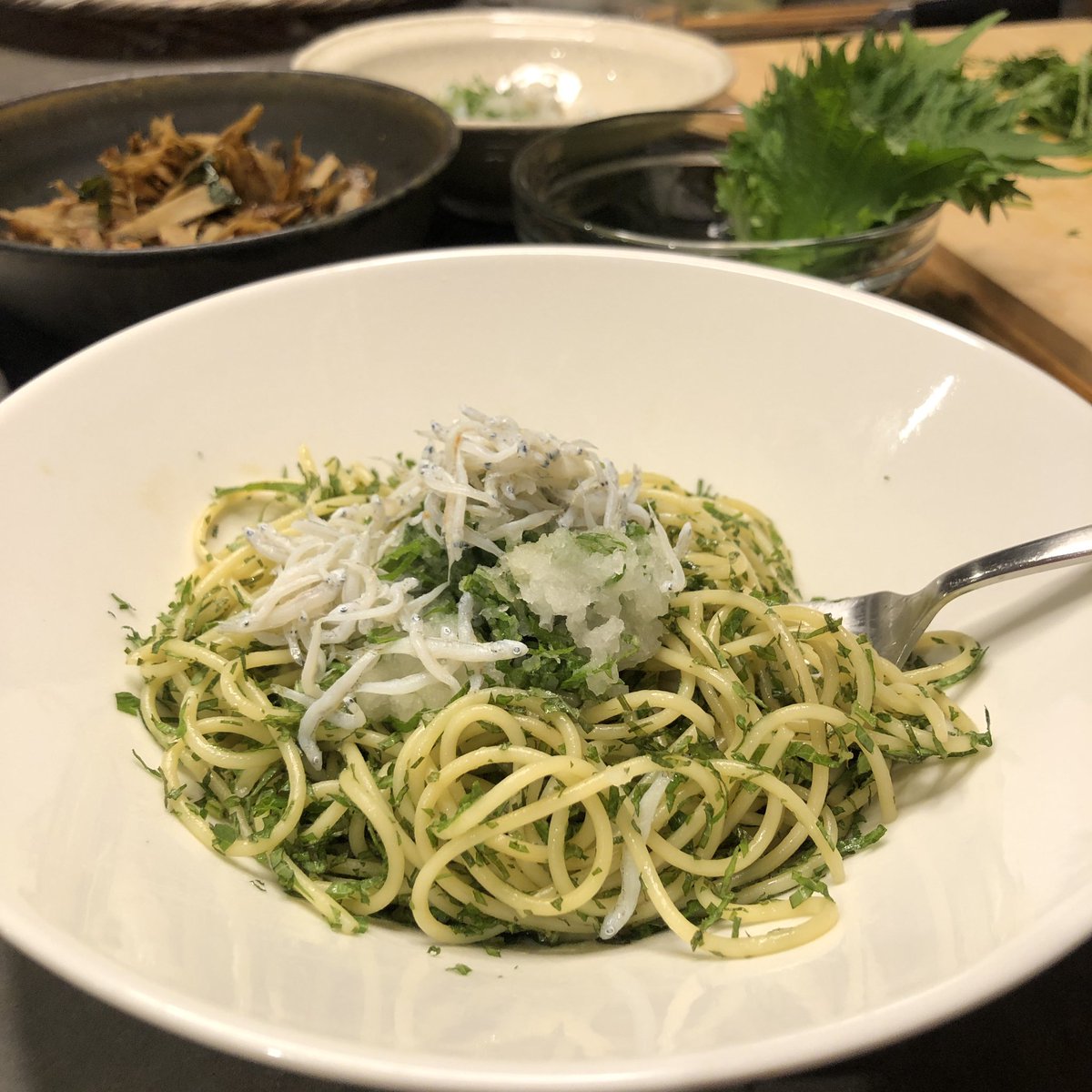 有賀 薫 いましそパスタとしらすおろしをドッキングさせて食べています