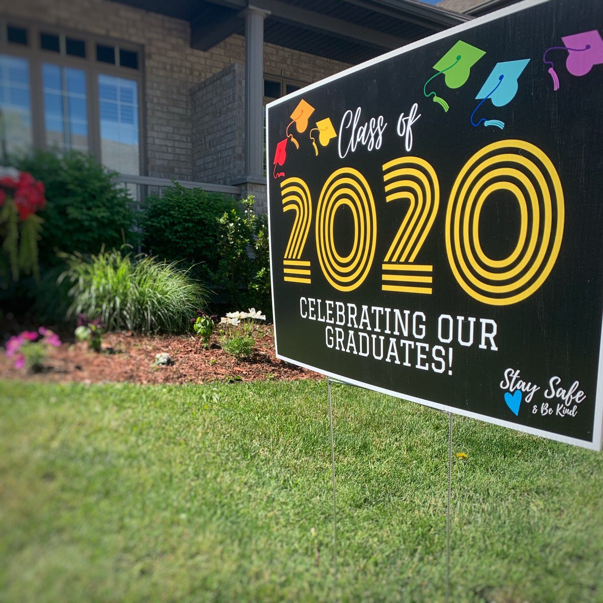 The sign just arrived and it’s almost time to celebrate our amazing grade 8 grads! ✨🎓 <a href="/JeanneSauveFIPS/">Jeanne Sauvé FIPS</a> #TVDSB #GoGold4Grads #ldnont #Classof2020