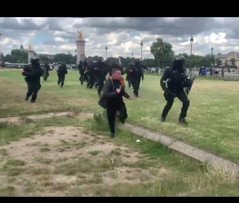 Anonymusrick's tweet photo. @prefpolice @gouvernementFR @EmmanuelMacron @EPhilippePM @CCastaner @davduf Flic ou voyou l'auteur du #crochepatte ? Déclencheur du lynchage d'un flic ! Si proche de la police toute l'après midi et sans aucune protection.. Comme s'il savait être à l'abri près d'eux ! https://t.co/RmTXPnml4S