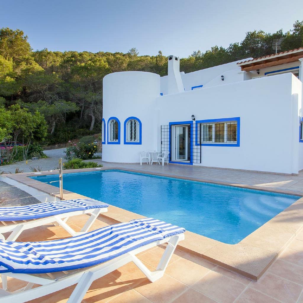 sr_walldem's tweet photo. Casas Ibicencas, sencillez y lujo. 🌴🌴
Estas casas se caracterízan por sus paredes blancas y por sus tejados planos. 
¿Te gustaría veranear en una de ellas? https://t.co/ntrCdiyLZU