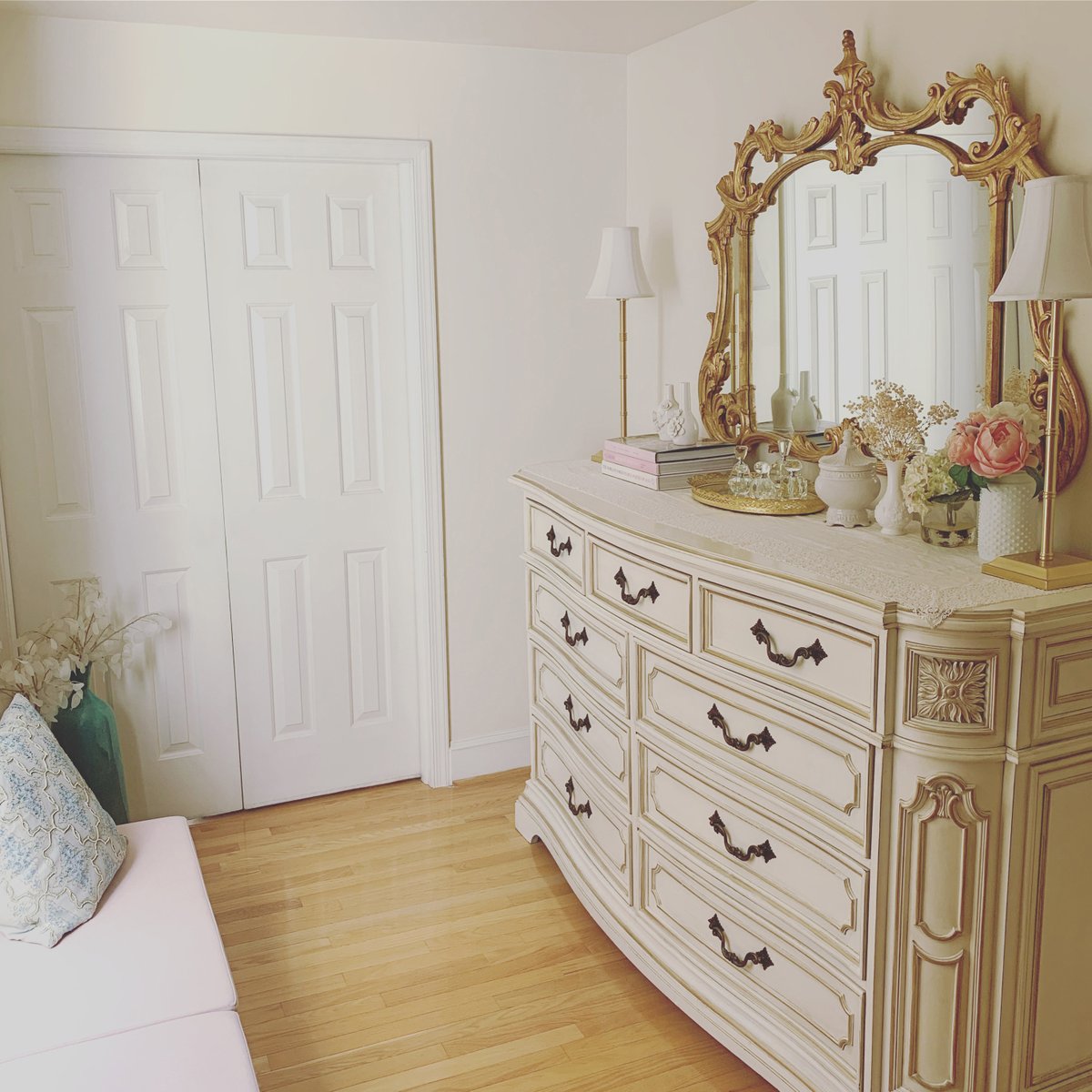 zoriedesign's tweet photo. { soaking in morning sunlight at home }
https://t.co/xIiNqQy4s9
#behindthescenes #homesweethome #simplepleasures #interiordesign #interiordecorating #myhappyplace #inspirationiseverywhere #yesilovegoldswhitesandpinks #zoriedesign #zoriestyle #zorieliving https://t.co/MXwvNiu87Z