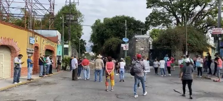 Gato_Samm's tweet photo. #Cuernavaca personas que no tienen nada que hacer y a las que no les importa el tiempo de los demás, tienen bloqueada la avenida Atlacomulco a la altura del Parque Acapatzingo. 
09:50 https://t.co/rY8SgtiRc7
