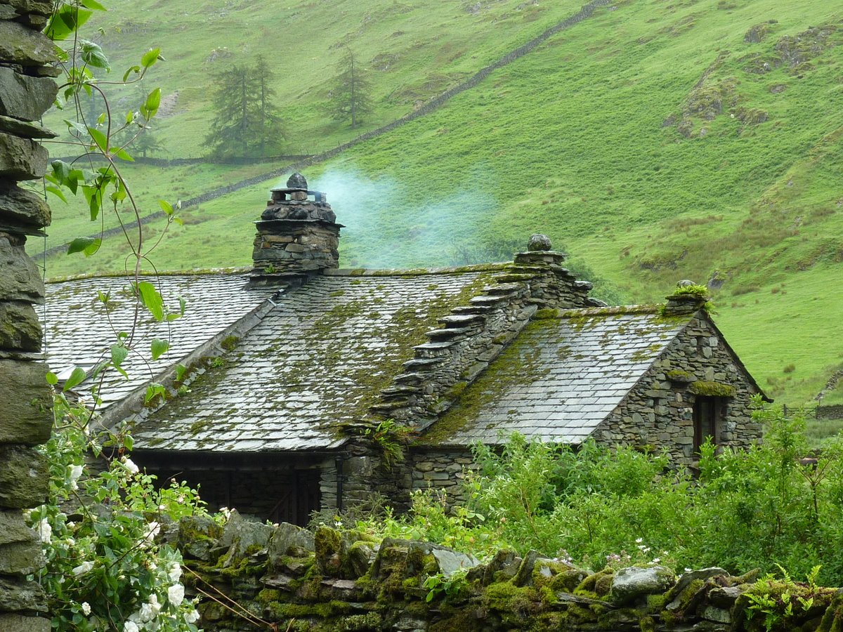 <a href="/CVBG2013/">CVBG</a> More crow-steps, photographed during the VAG 2015 spring conference. Nice chimney stack too! Low Hartsop, Cumbria.