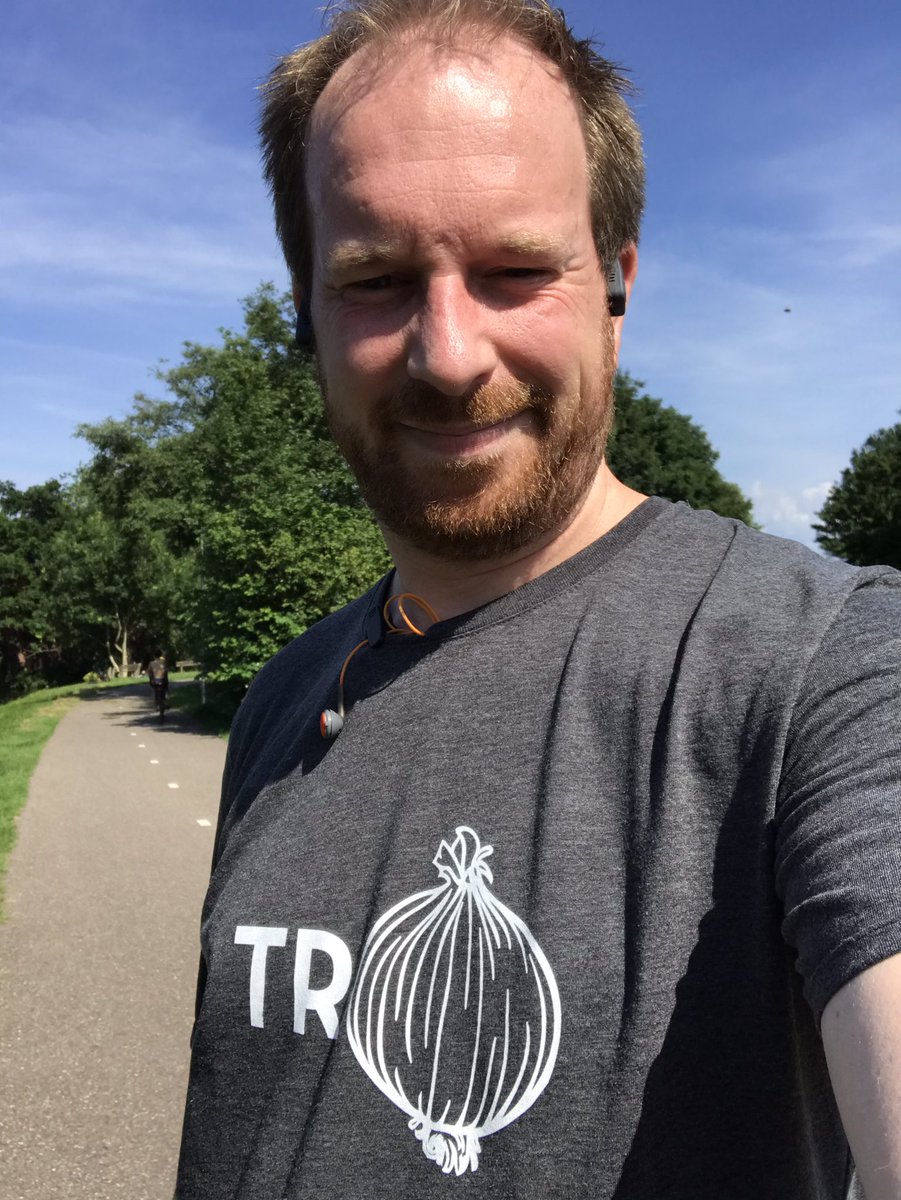 Wie gaat er nu met deze temperaturen hardlopen in een tr-🧅?!

#omtejanken
#woordgrapmetmeerderelaagjes
<a href="/evertkwok/">Evert Kwok</a>
