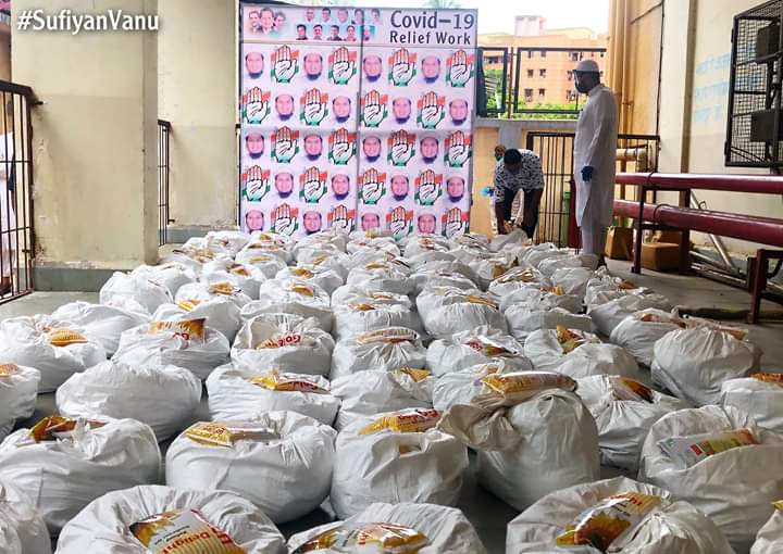 300 more ration kits distributed to need families. और ३०० परिवारों को अनाज किट्स दिया गया. 17/6/20 #Covid19 #ReliefWork #Ward179 #WadalaAntopHill
#KingOfHumanity_SufiyanVanu 
@RahulGandhi @CMOMaharashtra @PawarSpeaks @OfficeofUT @AUThackeray @ahmedpatel @VanuSufiyan @TV9Marathi