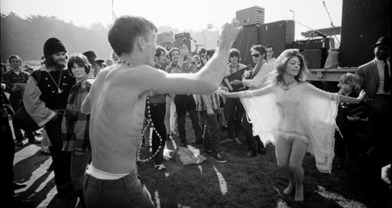 San Francisco 1967: Young people attracted by the the chance to piss off their conservative elders & experiment with drugs & sex. "Flower Power" they said,mixed with rock & roll,drugs, liberated sex, weird clothes, underground propaganda, antiwar sentiment,& communal experiments.
