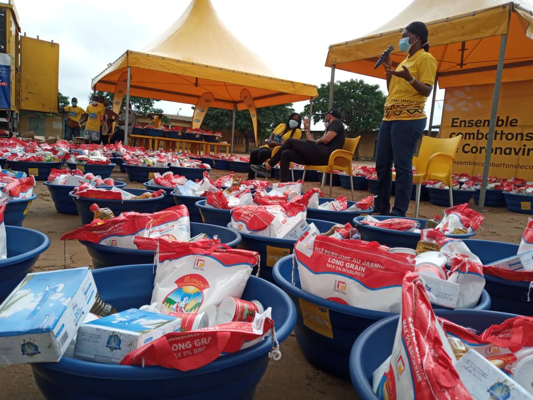 MTNCotedIvoire's tweet image. À la suite du village SOS d'Abobo, nous sommes à Yopougon Andokoi pour une distribution de kits alimentaires à une centaine de veuves 🙏. #YelloHope #StopCovid19
