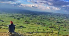 Dziś późno (ale lepiej tak niż wcale 😋). Wędrujemy po Hrabstwie #Antrim (#NorthernIreland) i natykamy się na Górę Slemish. 
Nieduża (437m) ale piękna. To tutaj wedle tradycji przez 6 lat w niewoli był Św. Patryk (jako młody pasterz). 🙂
#photo samzclx, DiscoverNorthernIreland