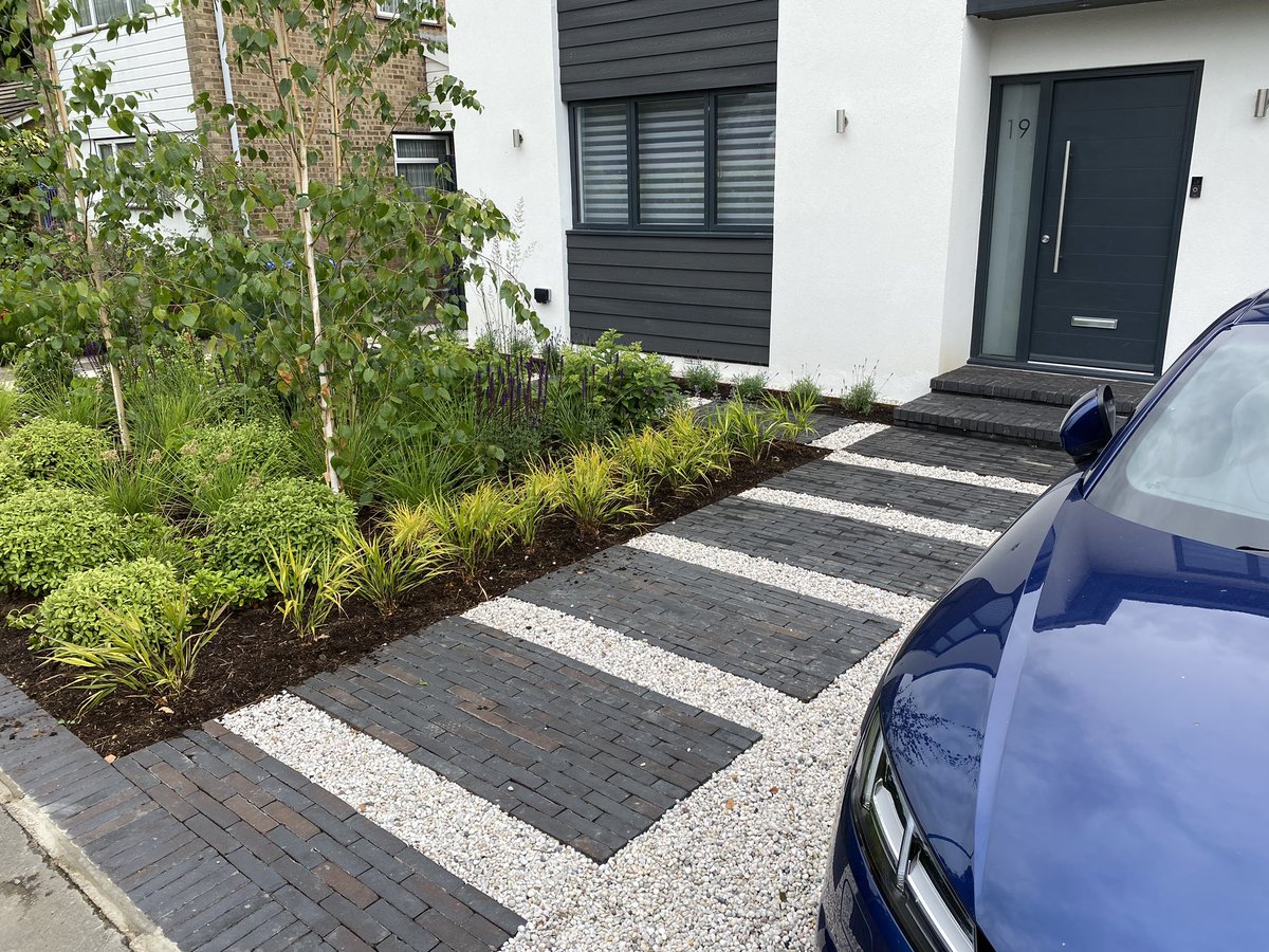 A beautiful front and back project for <a href="/GardenDesign123/">Christine Wilford</a> in Hampton Court which took some doing thanks to Covid drama!!! So pleased with the results. <a href="/Vande_Moortel/">Brickworks Vande Moortel</a> <a href="/_LONDONSTONE/">London Stone</a> <a href="/CEDStoneGroup/">CED Stone Group</a> <a href="/championtimber/">Champion Timber 🏆🌲</a> <a href="/NorthHill13/">North Hill Nurseries</a> #LifesBetterInBoots