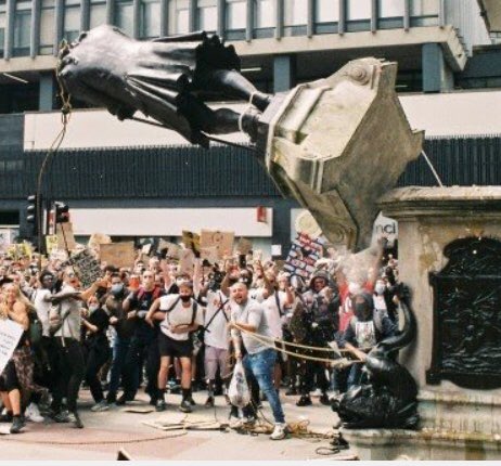 On statues, BLM, & Imtiaz Dharker’s ‘Tissue’ (a thread). I was talking to a colleague recently about the kids in their bubble who were, for want of a better term, ‘bubbling’, with the excitement of seeing each other and catching up on current affairs. 1/20