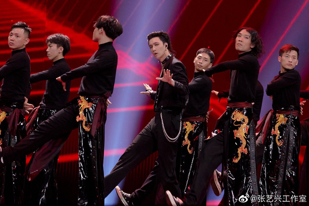 eternallyixing's tweet photo. 200617 @lay_studio weibo update (2/2)

#LaySuperShow @layzhang 🔥 https://t.co/bHvmSUydIS