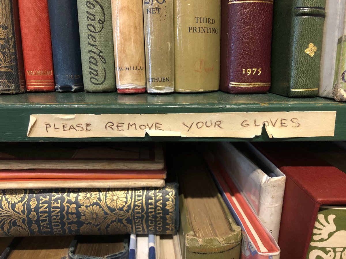 We won’t be enforcing our ‘please remove your gloves’ rule when we reopen at Noon tomorrow. 
We will ask you to use hand sanitiser though. #W4 #Chiswick #Bookshops Good 🐝 🐝 back