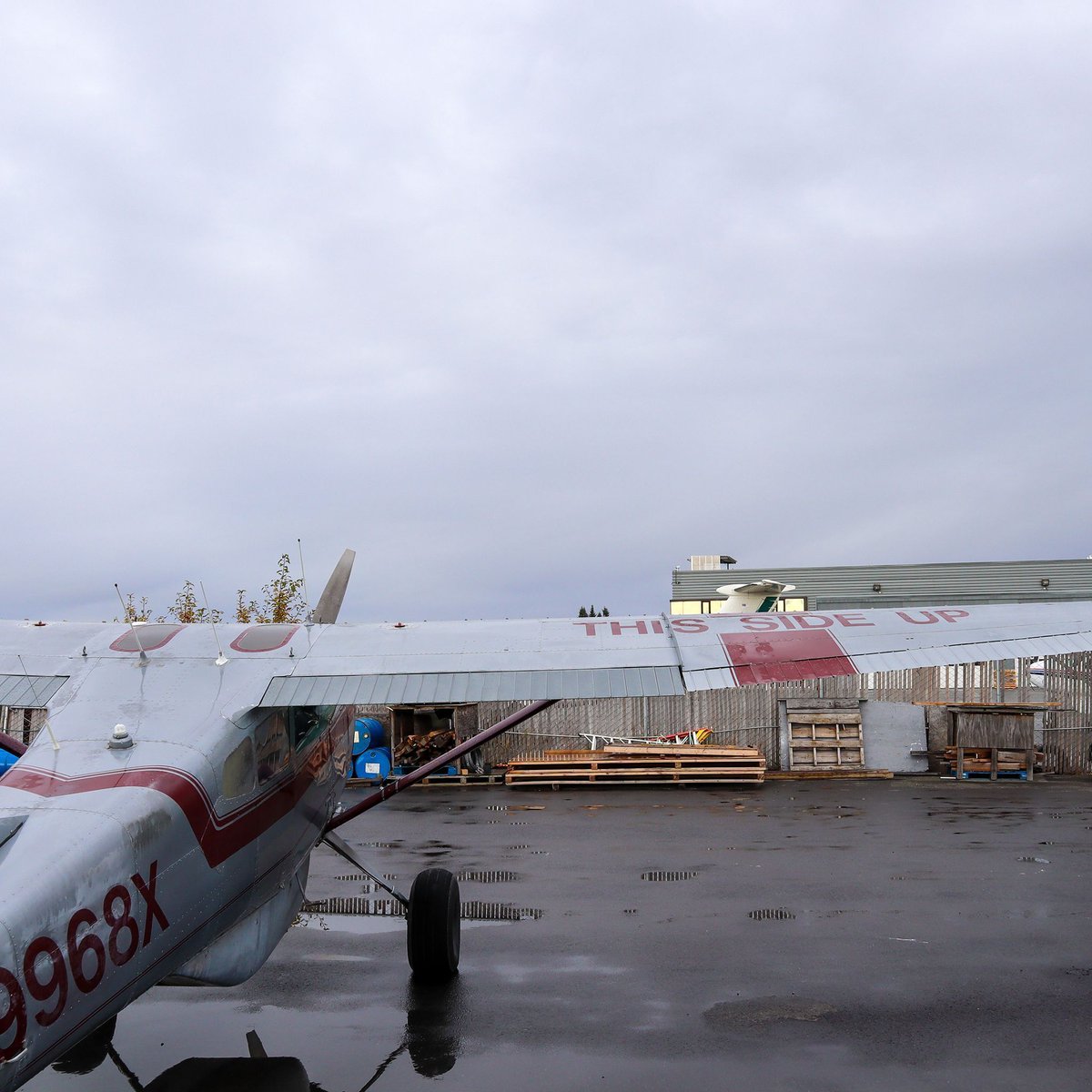 fly8ma's tweet image. In the lower 48, it's written on boxes. 🗃️ In Alaska, we write it on airplanes. ✈️#ThisSideUp

#FLY8MA #AviatorTraining #AvGeek #Aviation #Flying #BackcountryAviation #Cessna #185 #LakeHood  #LakeHoodSeaplaneBase #SharingAlaska #ShareAlaska