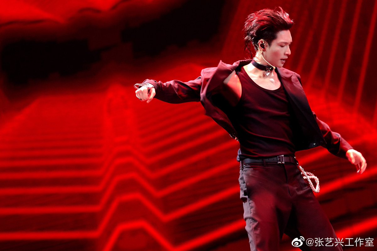 XtweetTRANS's tweet photo. Yixing’s studio weibo

Photos from the stage of LIT!

#LaySuperShow #LayZhang @layzhang https://t.co/jmuEkwLFPs