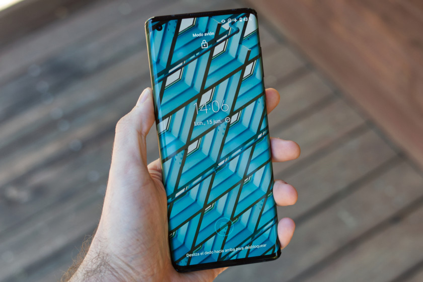 tech_pausa's tweet photo. Motorola Edge, análisis: el camino a la cima de la gama media está lleno de curvas (literalmente) https://t.co/EpiGVt7HGm https://t.co/TrjKQ0GRV0 https://t.co/L4FY9pO8jD