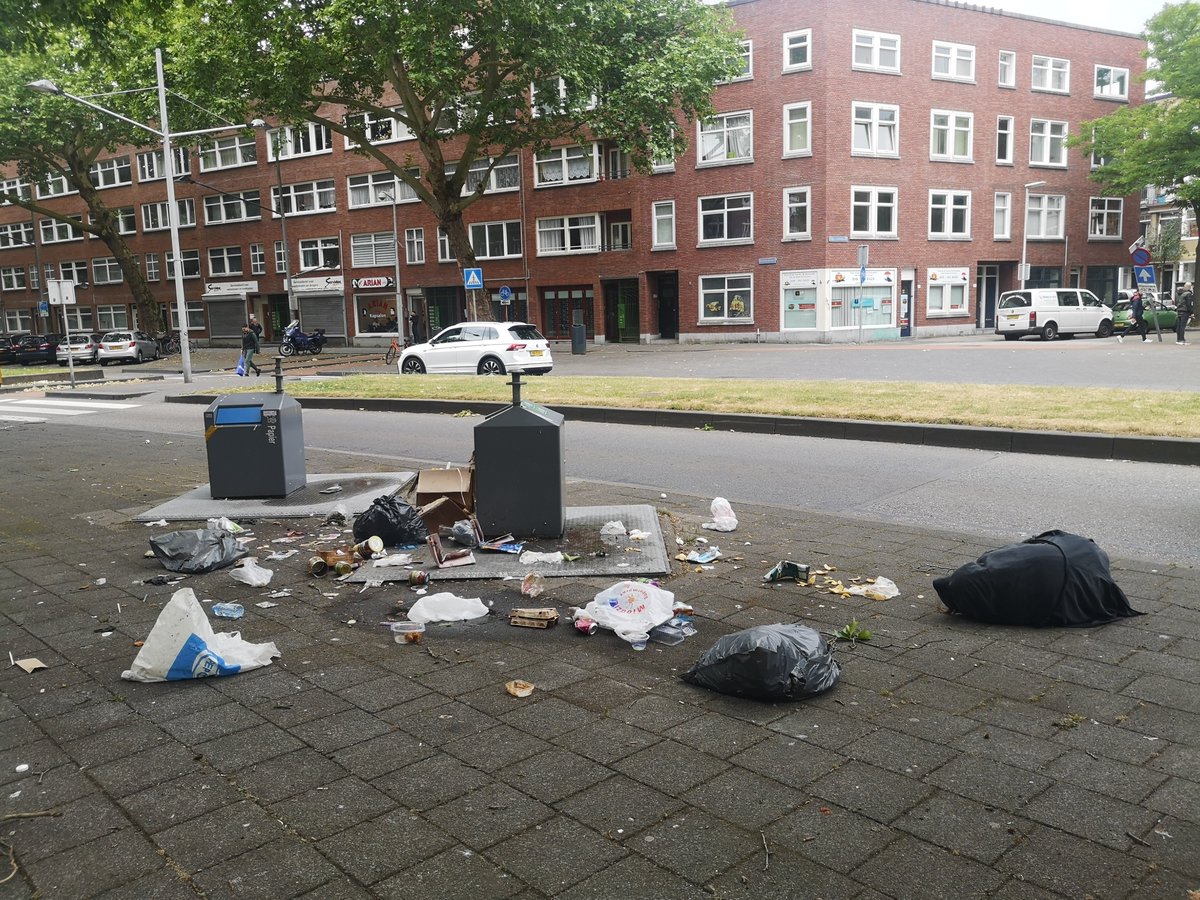 NadiaPepels's tweet photo. @bertwijbenga wat als we ons proberen te verhouden tot afval? wij hebben het geprobeerd! een voorstel voor een campagne voor een schoner Rotterdam! #verplaatsjeinafval #garbageperformance - https://t.co/odyrREbT9K https://t.co/VVZp09JqFL