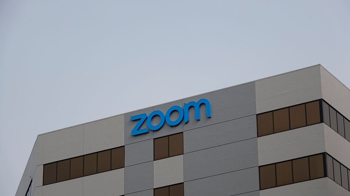 Zoom blocked a call with people in China to commemorate the crushed Tiananmen Square democracy movement, saying that it had to “comply with local law,” yet Chinese law does not prohibit talking about Tiananmen or participating in international discussions. trib.al/4GBfAj9