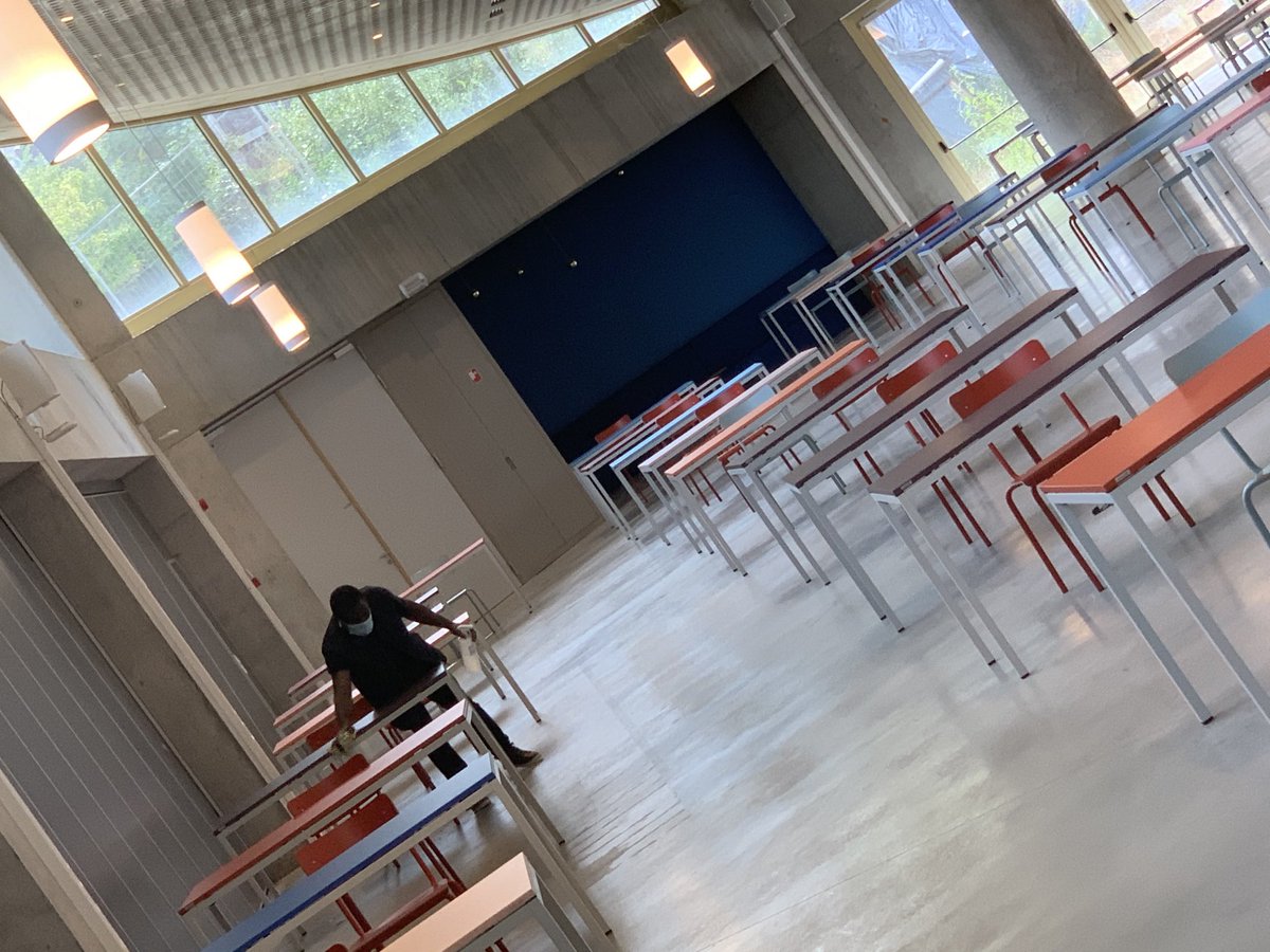 LucSels's tweet photo. En tijdens het stewarden even berekend hoeveel tafels, klaptafels en stoelen onze schoonmaakploegen aan #kuleuven dagelijks ontsmetten.

Tel kwijt.

Heel veel, in elk geval. 

Heel veel respect dus ook. En dank. https://t.co/cjuCsRa1Ic