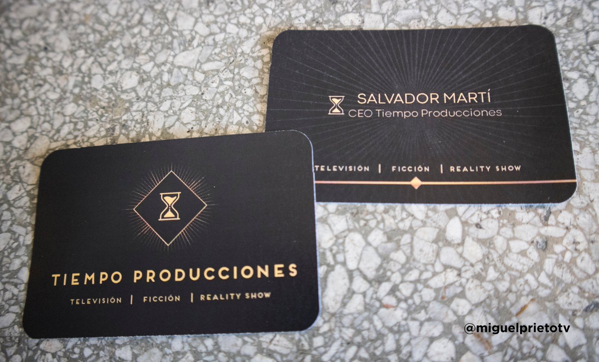miguelprietoTV's tweet photo. Aquí va un hilo breve de diseño gráfico en  #MdTFernandoVII, empezando con un detalle que se vio poco. La tarjeta ficticia de directivo de TV que Salvador le da a Cucalón. Hay que hacerle creer que es todo un programa de TV.. 
#ElMinisterioDelTiempo https://t.co/AbDSGVYgxe