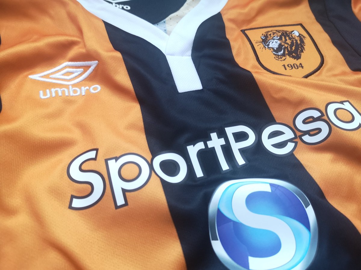d_trzepacz's tweet photo. W grupie licytacyjnej dla Bartka wystawiłem koszulkę @GrosickiKamil z czasów gry w Hull w Premier League. Zachęcam do licytowania!
#BartekPortowiec
https://t.co/TkjI7ZkQWz https://t.co/y0Bh69cHWp