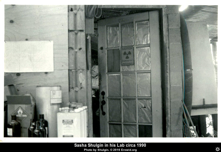 (Many of the photos from this thread are from  @Erowid's vault on Sasha, which is an incredible resource that rewards exploration. Another valuable historical resource is  @PsychedelicLozo's venerable psychedelic salon podcast  https://psychedelicsalon.com/&nbsp;  https://erowid.org/culture/characters/shulgin_alexander/