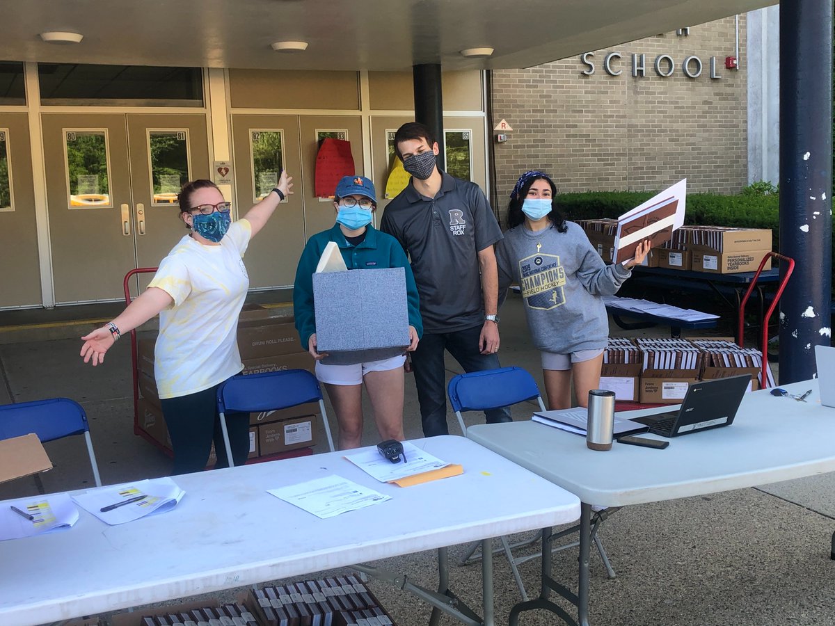 Yearbook Day!!! We 😍 our Students!