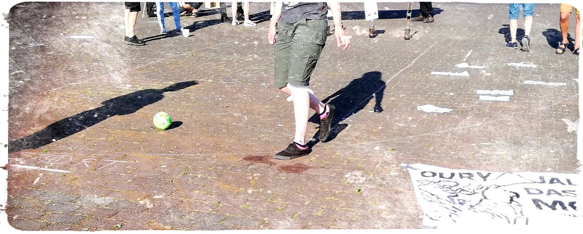 bildwerkrostock's tweet photo. Kegeln gegen die #imk und die tödliche Abschiebepraxis läuft jetzt auf der haedgehalbinsel in Rostock.
Beiträge werden verlesen, die pol stört sich an der Lautstärke.
#hro1706 https://t.co/SWtpmsCeUb