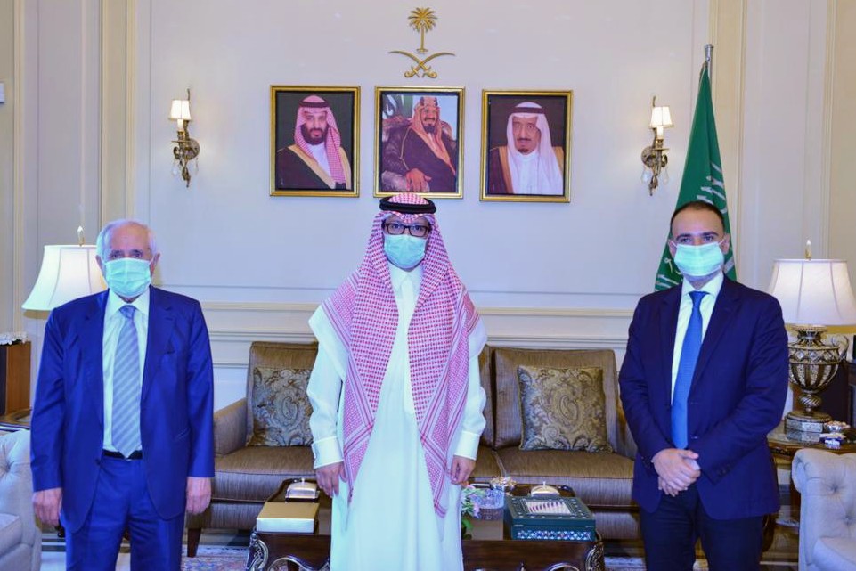 Invest_Lebanon's tweet photo. عرض السفير السعودي لدى لبنان وليد بخاري مع رئيس مجلس ادارة "ايدال" د. مازن سويد
 الأوضاع الإقتصادية والمالية على الساحة اللبنانية. كما تم تبادل وجهات النظر حول عدد من القضايا ذات الاهتمام المشترك.
#IDAL #Lebanon #KSA https://t.co/InADvWvw3w