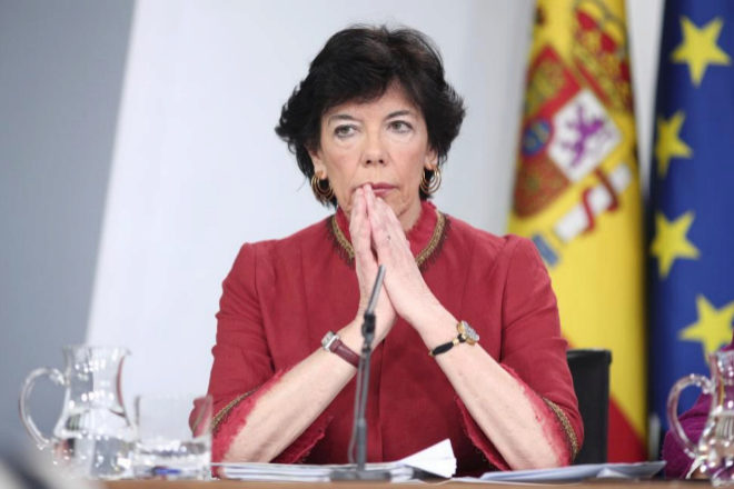 DdEZamora's tweet photo. Los padres tienen derecho a educar a sus hijos conforme a sus  propias creencias y convicciones. ¿o es tarea exclusiva del Estado, Sra. @CelaaIsabel?

#ReliSumaMas https://t.co/pIqelM8j88