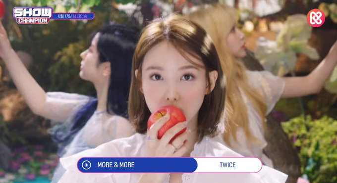 TWICEHISPANO's tweet photo. [Noticia] 200616 | ¡#TWICE gano su 6to premio con MORE&amp;MORE en Show Champion hoy (Sin promocionar) ♥

#MOREandMORE6thWin https://t.co/rZI6CnFf8u