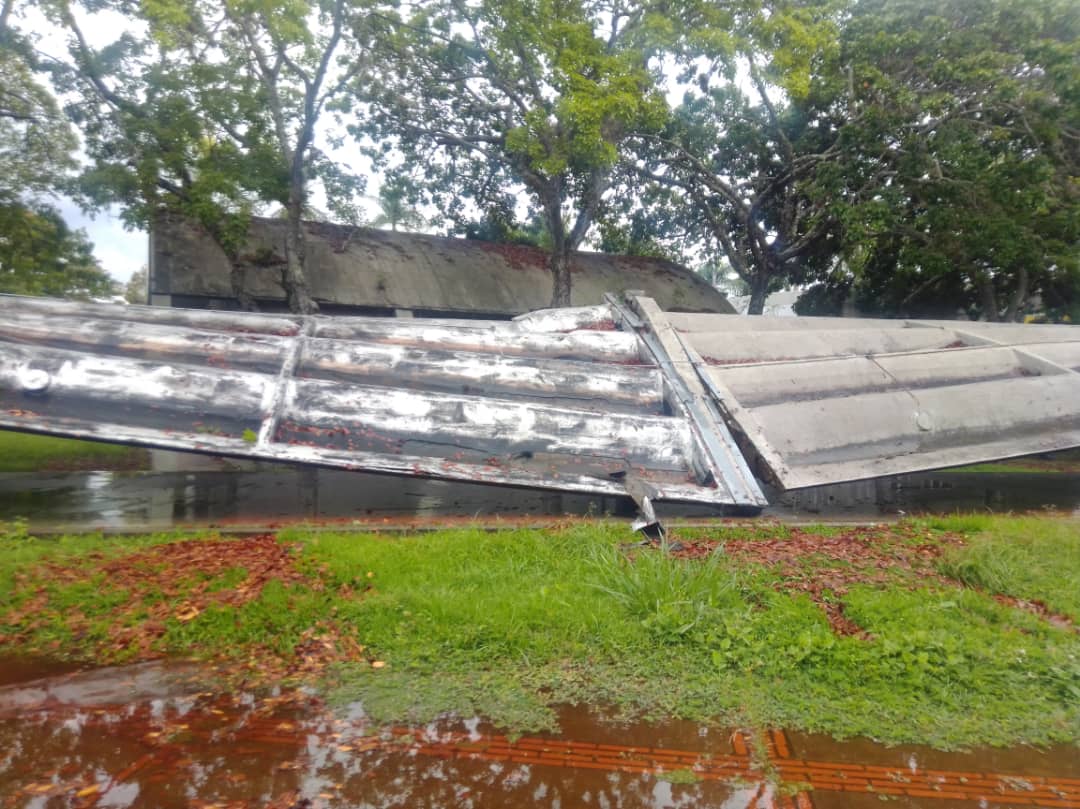 eldiario's tweet photo. #17Jun | 📍El techo de uno de los pasillos de la Universidad Central de Venezuela (UCV) se desplomó la mañana de este miércoles. 

La dirección de mantenimiento y los bomberos se encuentran en el lugar. 

📸: Cortesía. https://t.co/iNTl6Gz5dE