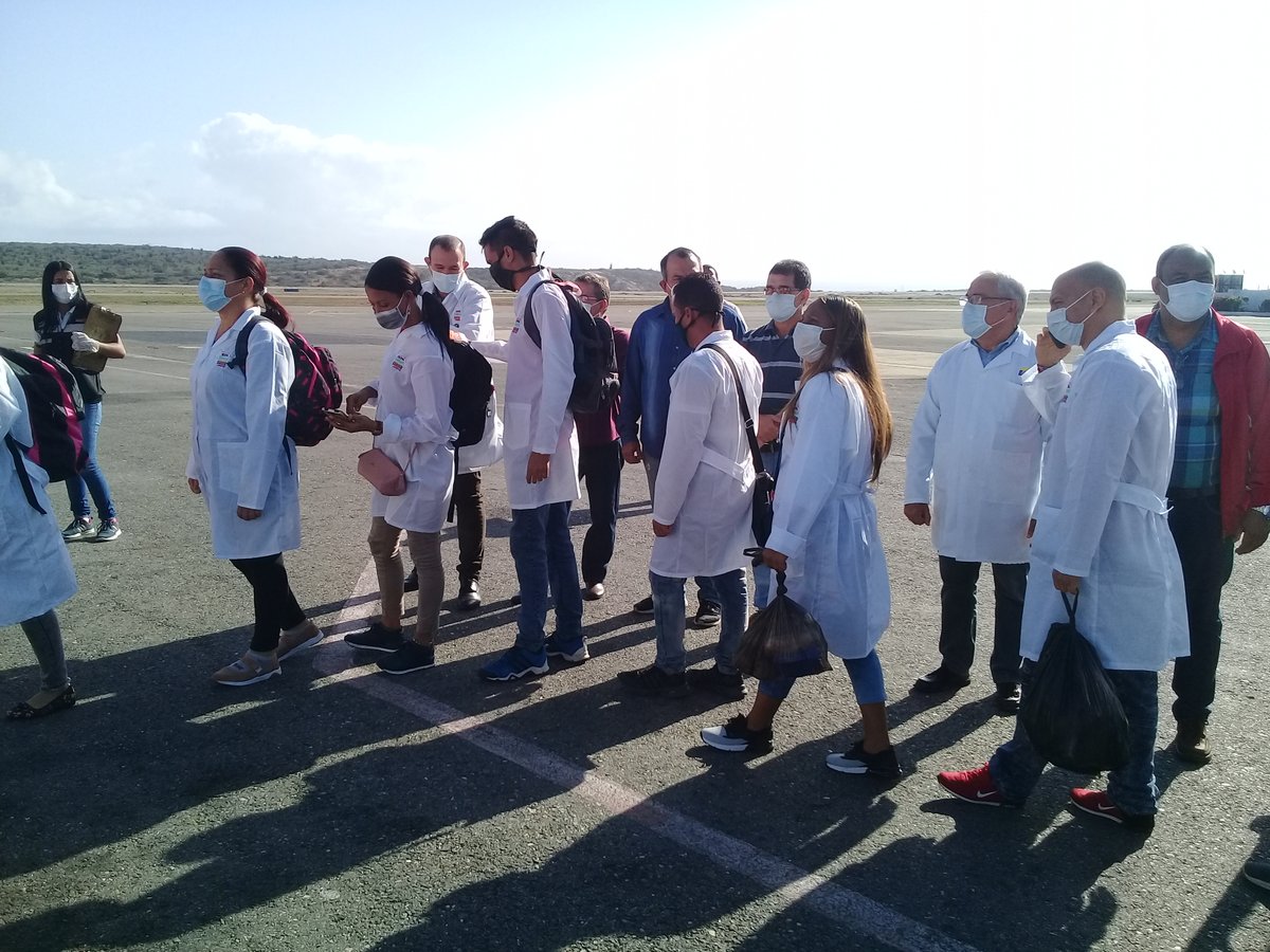 HUMANISMO SOBRE RIESGOS.
Médicos, enfermeros y tecnólogos de la Salud Pública de #Cuba en #Venezuela viajan hacia el estado de Zulia, frontera colombo venezolana, para combatir la Covid-19. @IcrtCuba <a href="/radio_cubana/">Radio Cubana</a> <a href="/radiorebeldecu/">Radio Rebelde - Cuba</a> <a href="/RadioMayabeque/">Radio Mayabeque</a>