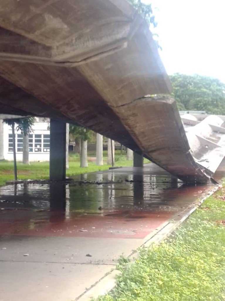 DavidGSosaE's tweet image. #URGENTE | Parte de los Pasillos Cubiertos de la Ciudad Universitaria de #Caracas de la #UCV se desplomaron.

Estos espacios, y muchos otros, han sufrido por la falta de presupuesto para su mantenimiento. ¡Esto debe acabar!