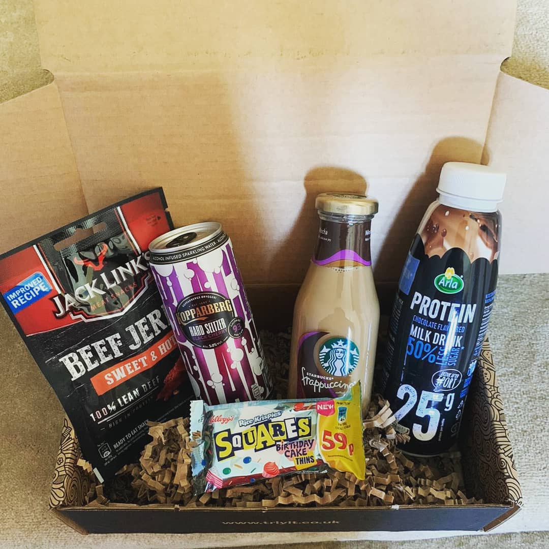 Rink_tweet's tweet photo. Whoop whoop πππ. Received my first @triyituk box. Thank you. @starbucksuk @rksquares @kopparberguk @jacklinksjerky @arlaproteinacademy
#herecomesthesun #Triyit #squareyourself #summerdelivered #StarbucksFrappuccino #ArlaProtein #JacksLinksUK https://t.co/ejR7F0zB5M