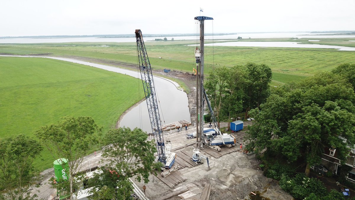 De palen voor de brug in Ezumazijl zijn zonder overlast trillingsvrij aangebracht. <a href="/noardeast/">Gemeente Noardeast-Fryslân</a> noardeast-fryslan @gebrvanthek