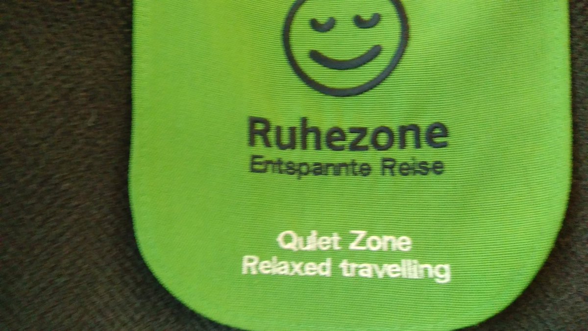 Wieso gilt in einem ÖBB-Zug nicht derselbe Benimmkodex wie bei den Wiener Linien? Neben mir verzehrt seit 8 min ein Mann seinen geruchsintensiven Döner und ich überlege, ob ich meiner Übelkeit freien Lauf lassen soll. #oebb #geruchsbelästigung