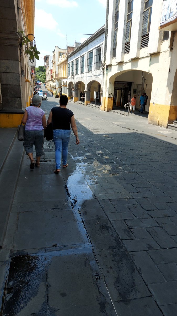 Calle guerrero vacia locales cerrados aun